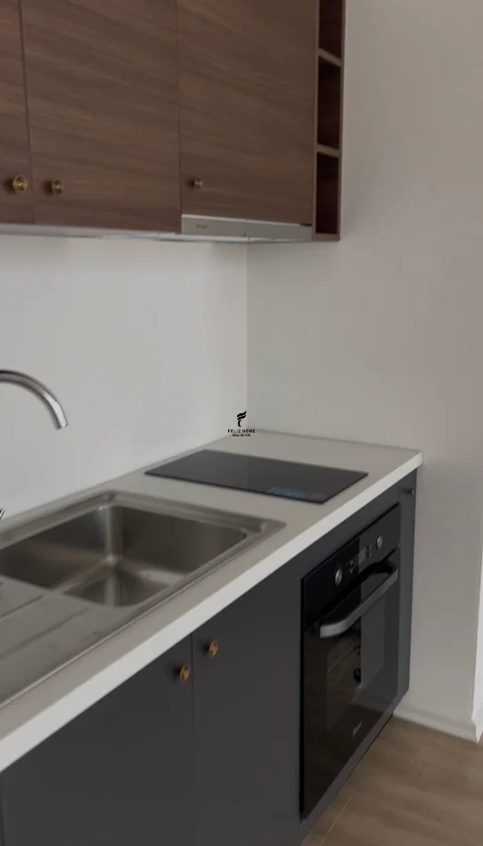 Tirane, jepet me qera zyre Kati 6, 60 m² 450 € (PAZARI I RI)