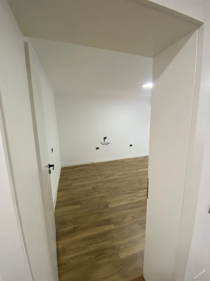 Tirane, jepet me qera zyre Kati 1, 80 m² 800 € (RRUGA E KAVAJES)