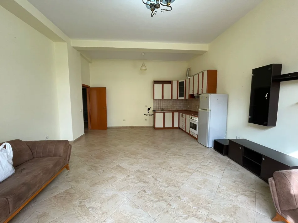 Tirane, jepet me qera zyre Kati 1, 89 m² 600 € (KOMUNA E PARISIT)