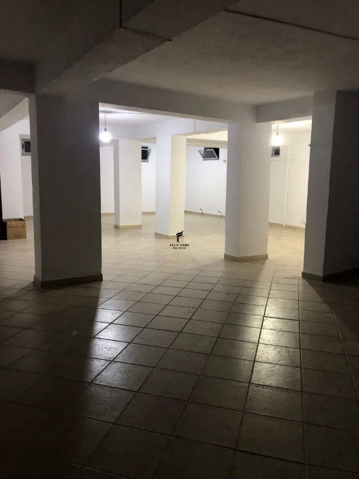 Tirane, jepet me qera magazine Kati 0, 130 m² 600 € (21 DHJETORI)