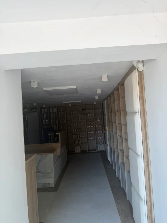 Tirane, jepet me qera dyqan Kati -1, 35 m² 1.500 € (BLLOKU)