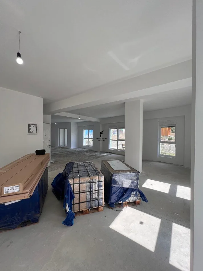 Tirane, jepet me qera dyqan Kati 0, 220 m² 3.000 € (ALI DEMI)