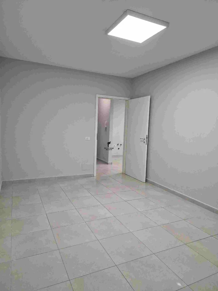 Tirane, jepet me qera zyre Kati 7, 55 m² 400 € (5 MAJI)