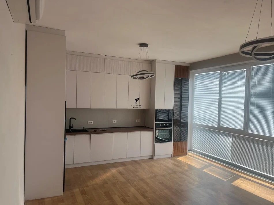 Tirane, jepet me qera apartament 3+1 Kati 9, 110 m² 850 € (QENDER)