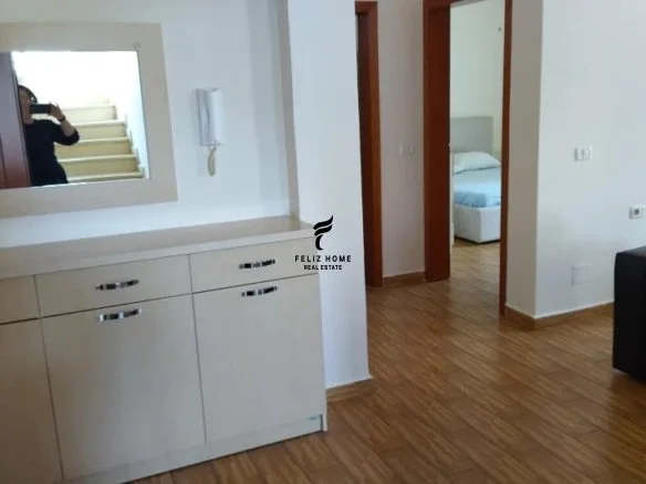 Tirane, jepet me qera apartament 1+1+Ballkon Kati 5, 70 m² 600 € (KOMUNA E PARISIT)