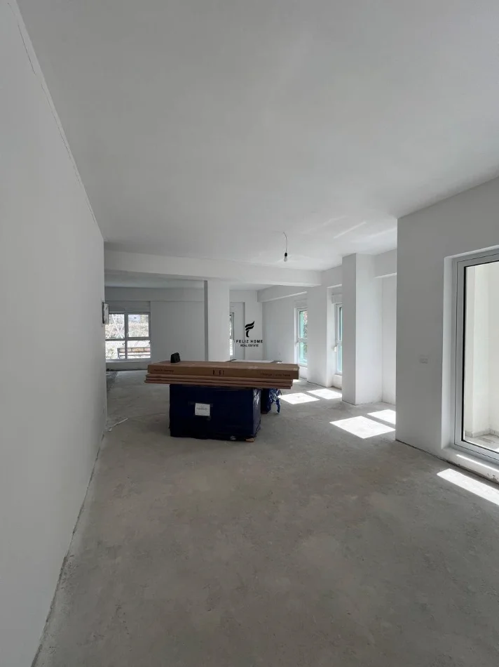 Tirane, jepet me qera dyqan Kati 0, 220 m² 3.000 € (ALI DEMI)
