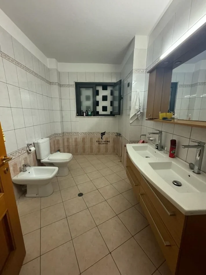 Tirane, jepet me qera zyre Kati 5, 202 m² 1.300 € (RRUGA E ELBASANIT)