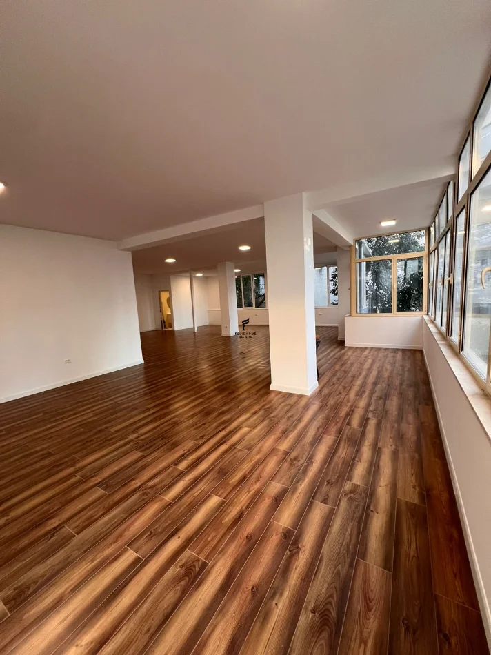 Tirane, jepet me qera zyre Kati 1, 150 m² 1.800 € (LIQENI I THATE)