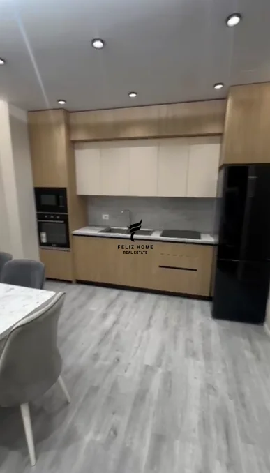 Tirane, jepet me qera apartament 2+1 Kati 2, 80 m² 700 € (PORCELAN)