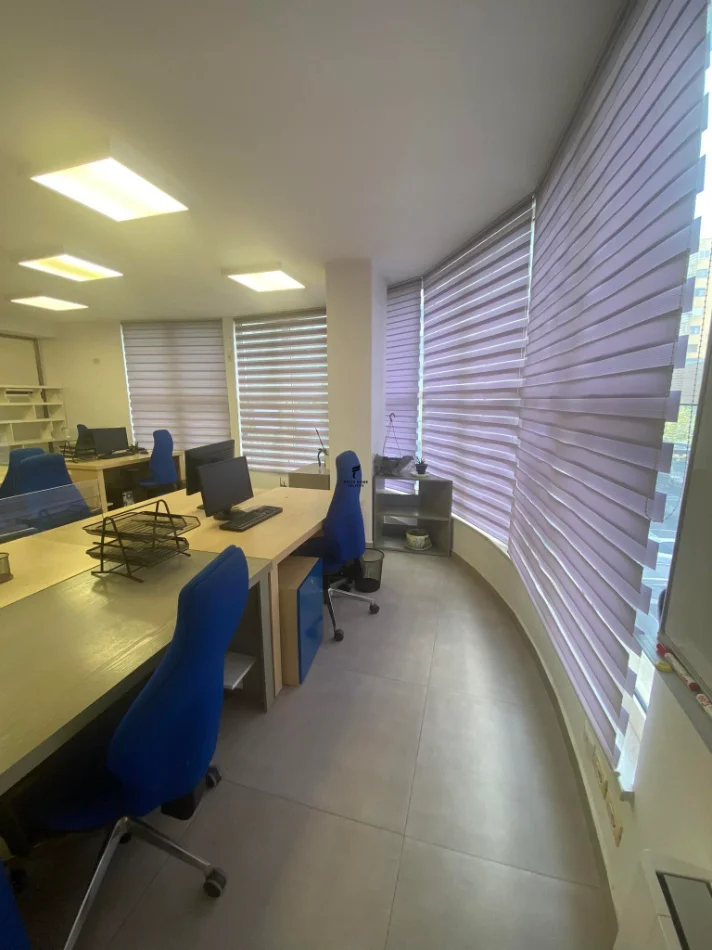 Tirane, jepet me qera zyre Kati 2, 110 m² 1.800 € (KOMUNA E PARISIT)
