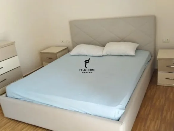 Tirane, jepet me qera apartament 1+1+Ballkon Kati 5, 70 m² 600 € (KOMUNA E PARISIT)