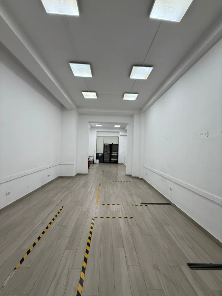 Tirane, jepet me qera dyqan Kati 0, 88 m² 1.800 € (KOMUNA E PARISIT)