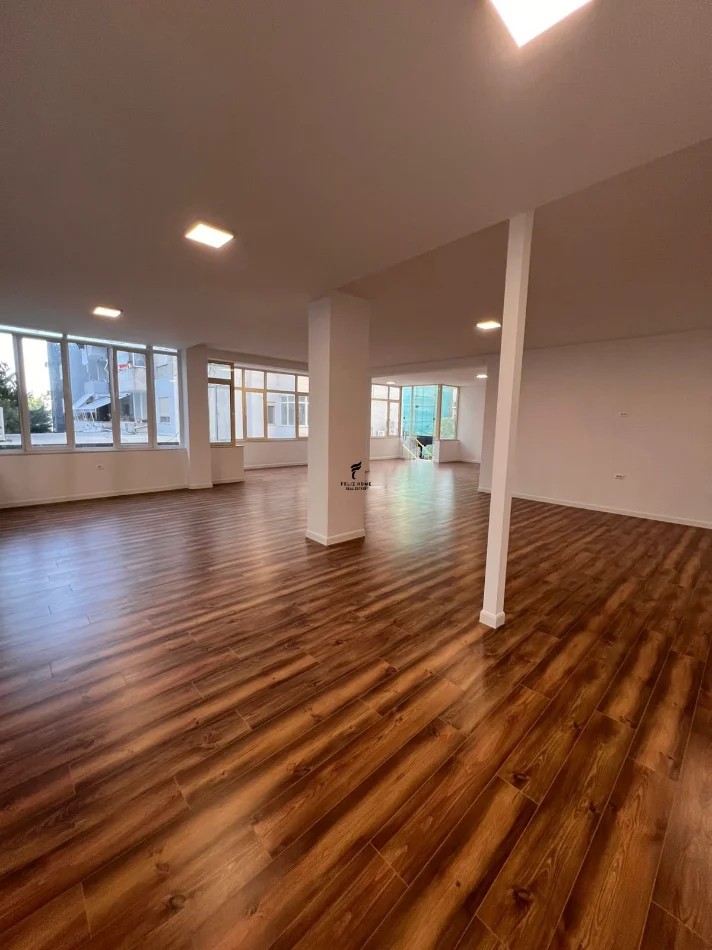 Tirane, jepet me qera zyre Kati 1, 150 m² 1.800 € (LIQENI I THATE)