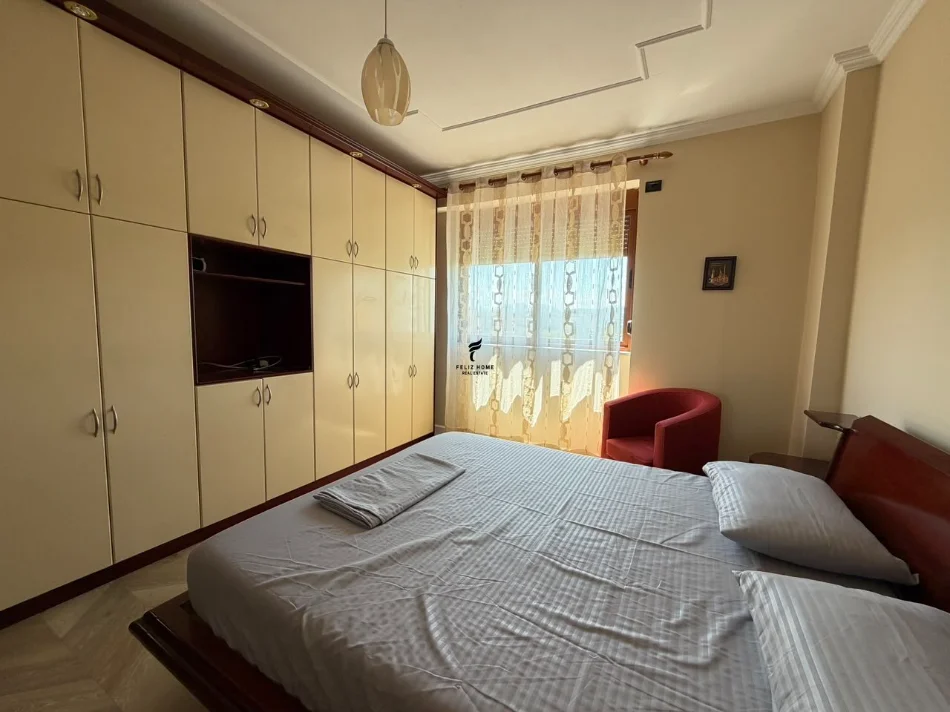 Tirane, jepet me qera apartament 4+1 Kati 8, 150 m² 1.300 € (ISH EKSPOZITA)