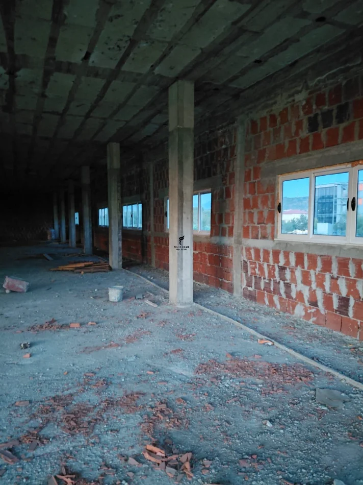 Tirane, jepet me qera magazine Kati 2, 700 m² 2.500 € (VORE)