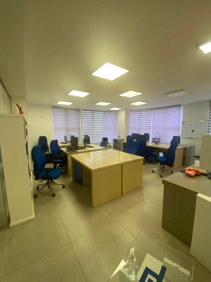 Tirane, jepet me qera zyre Kati 2, 110 m² 1.800 € (KOMUNA E PARISIT)