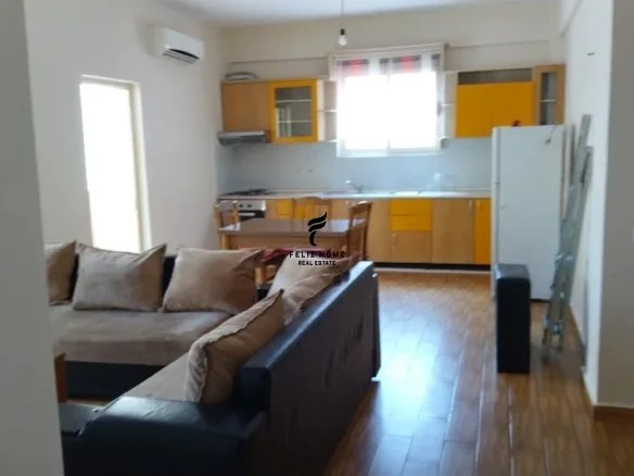 Tirane, jepet me qera apartament 1+1+Ballkon Kati 5, 70 m² 600 € (KOMUNA E PARISIT)