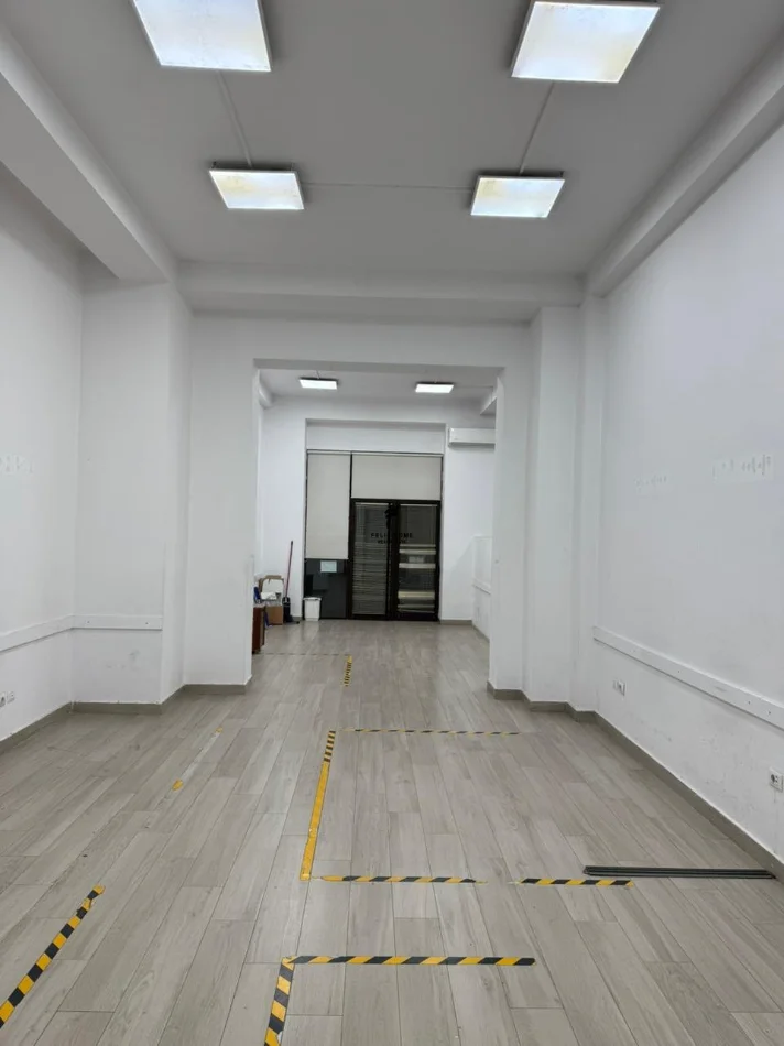 Tirane, jepet me qera dyqan Kati 0, 88 m² 1.800 € (KOMUNA E PARISIT)