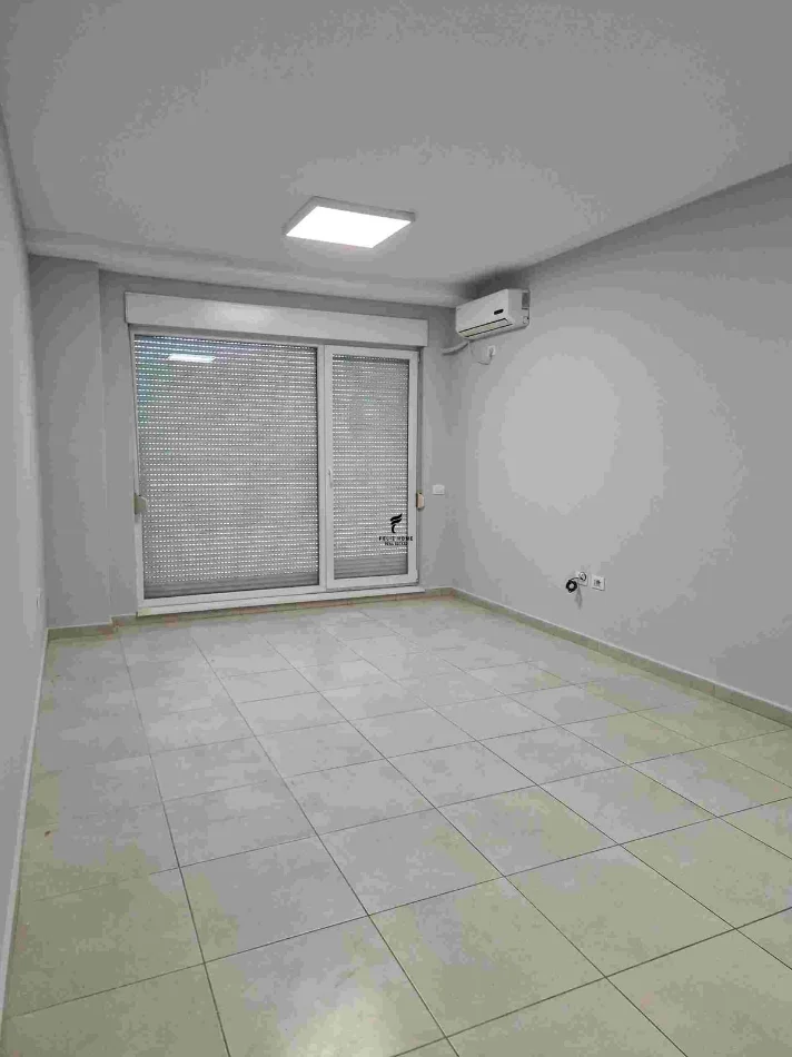 Tirane, jepet me qera zyre Kati 7, 55 m² 400 € (5 MAJI)