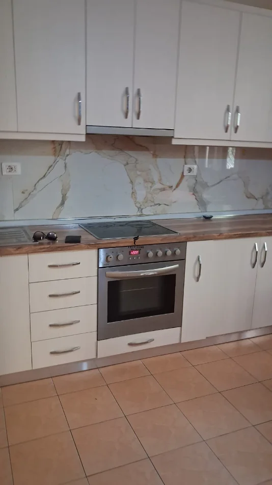 Tirane, jepet me qera apartament 2+1 Kati 1, 80 m² 450 € (KODRA E DIELLIT)