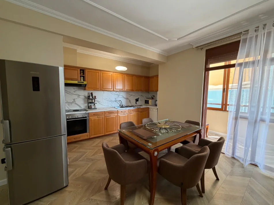 Tirane, jepet me qera apartament 4+1 Kati 8, 150 m² 1.300 € (ISH EKSPOZITA)