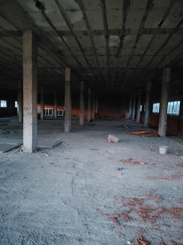 Tirane, jepet me qera magazine Kati 2, 700 m² 2.500 € (VORE)