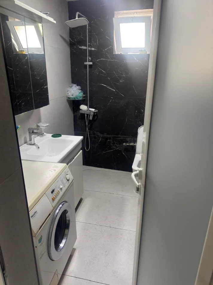 Tirane, jepet me qera apartament 3+1 Kati 1, 110 m² 550 € (FRESKU)