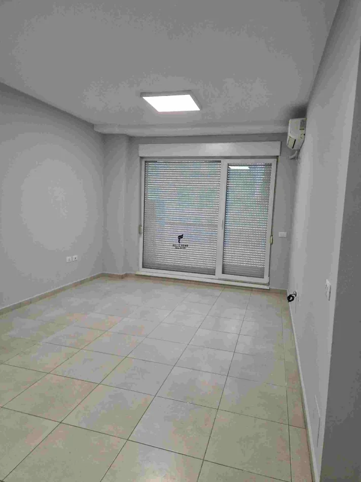 Tirane, jepet me qera zyre Kati 7, 55 m² 400 € (5 MAJI)
