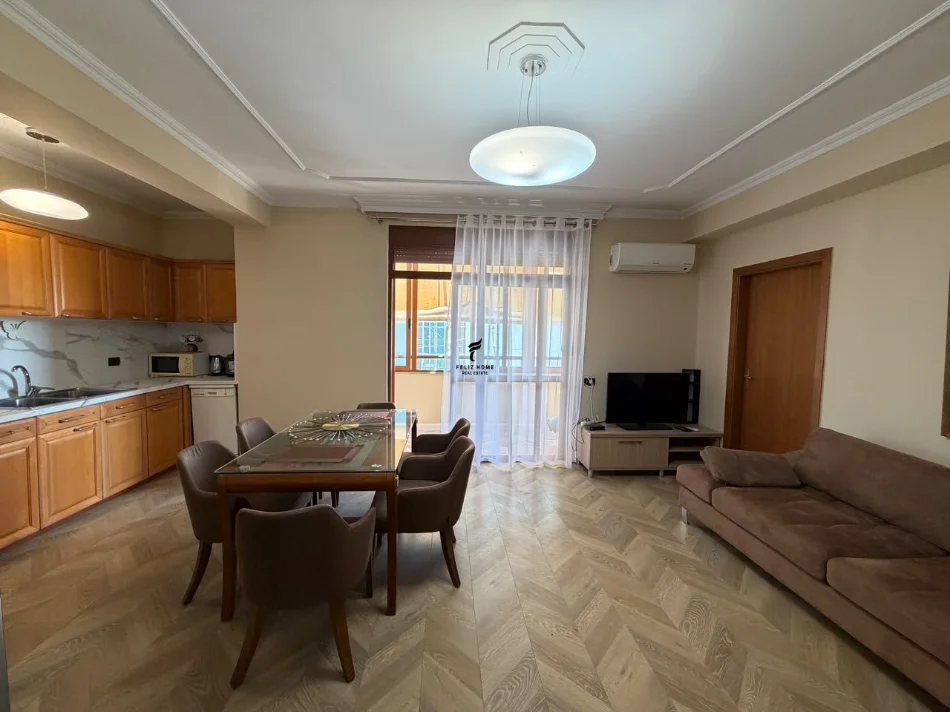 Tirane, jepet me qera apartament 4+1 Kati 8, 150 m² 1.300 € (ISH EKSPOZITA)