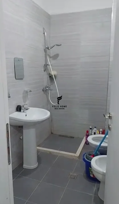 Tirane, jepet me qera apartament 1+1 Kati 5, 65 m² 600 € (ISH PARKU)