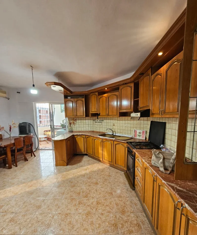 Tirane, jepet me qera apartament 2+1 Kati 9, 100 m² 550 € (LAPRAKE)