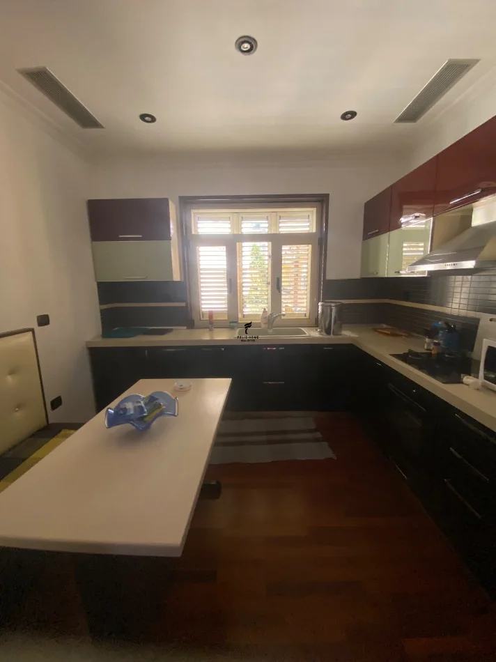 Tirane, jepet me qera apartament 1+1 Kati 4, 70 m² 600 € (BLLOK)