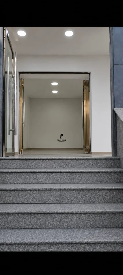 Tirane, jepet me qera dyqan Kati 0, 74 m² 700 € (STACIONI TRENIT)