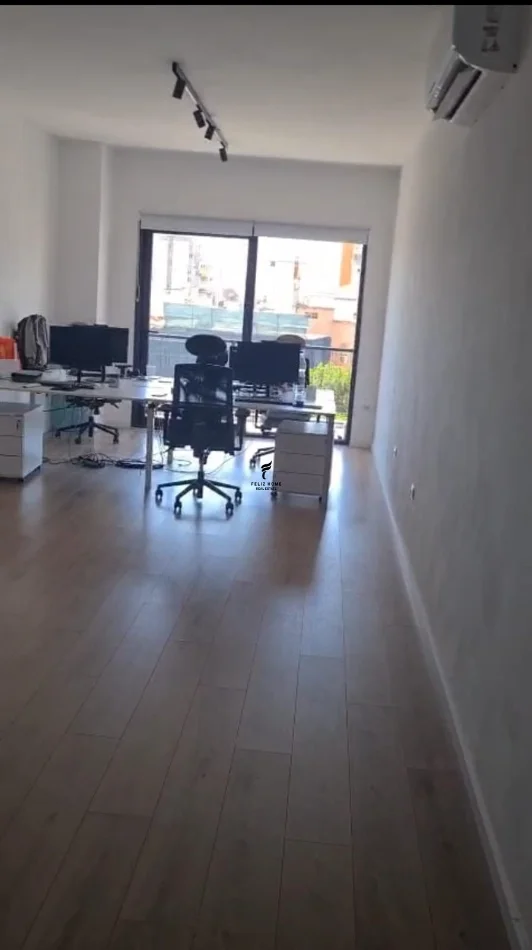 Tirane, jepet me qera zyre Kati 4, 100 m² 900 € (RRUGA E BARRIKADAVE)