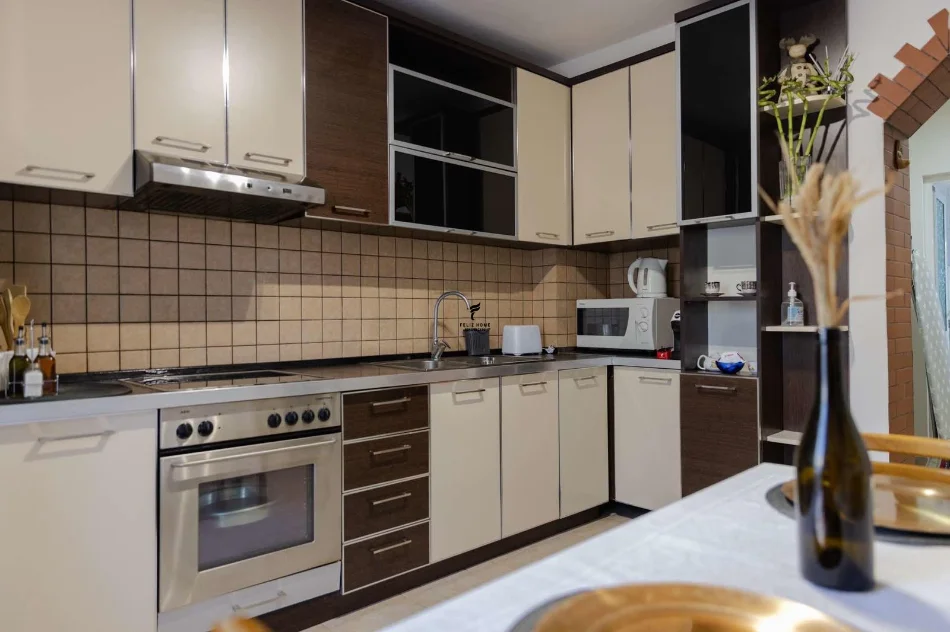 Tirane, jepet me qera apartament 1+1 Kati 2, 70 m² 700 € (QENDER)