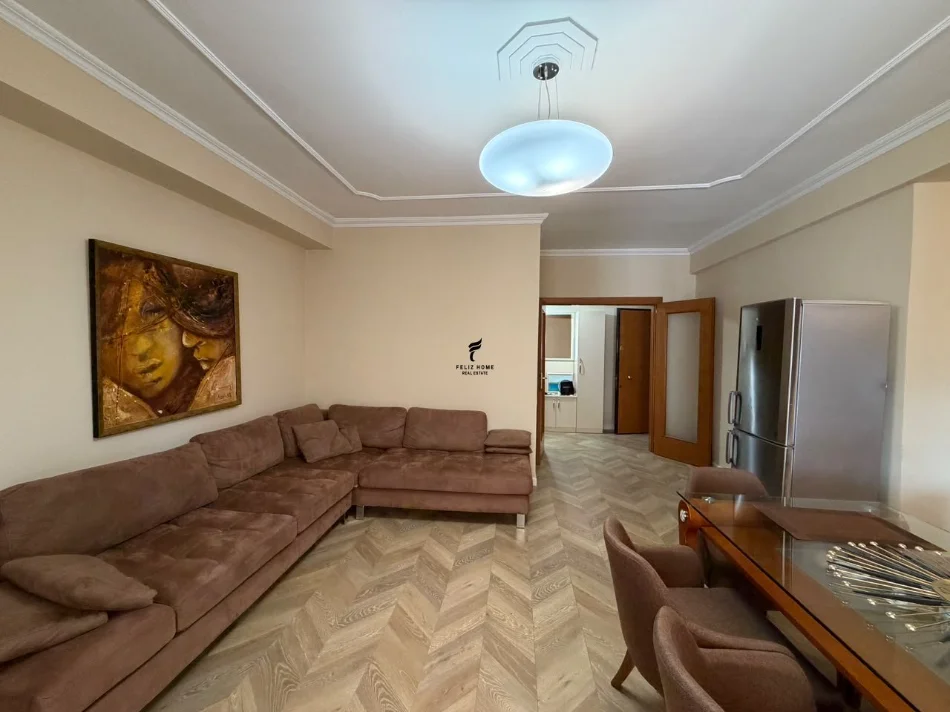 Tirane, jepet me qera apartament 4+1 Kati 8, 150 m² 1.300 € (ISH EKSPOZITA)