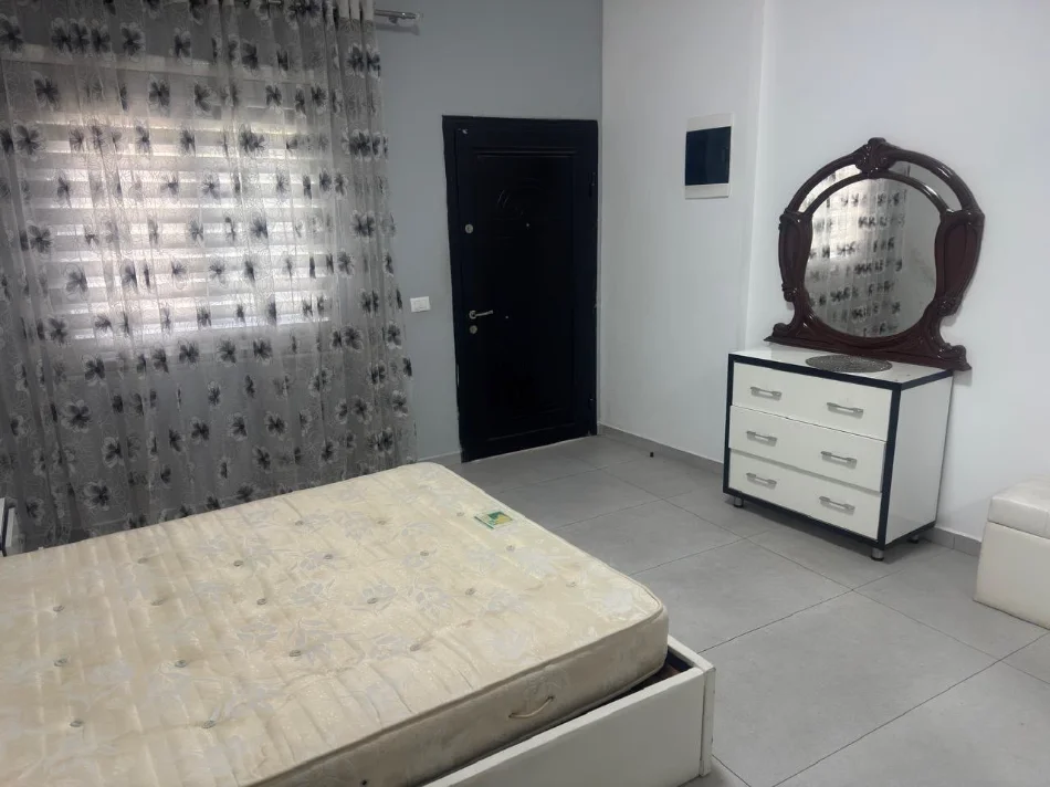 Tirane, jepet me qera apartament 3+1 Kati 1, 110 m² 550 € (FRESKU)