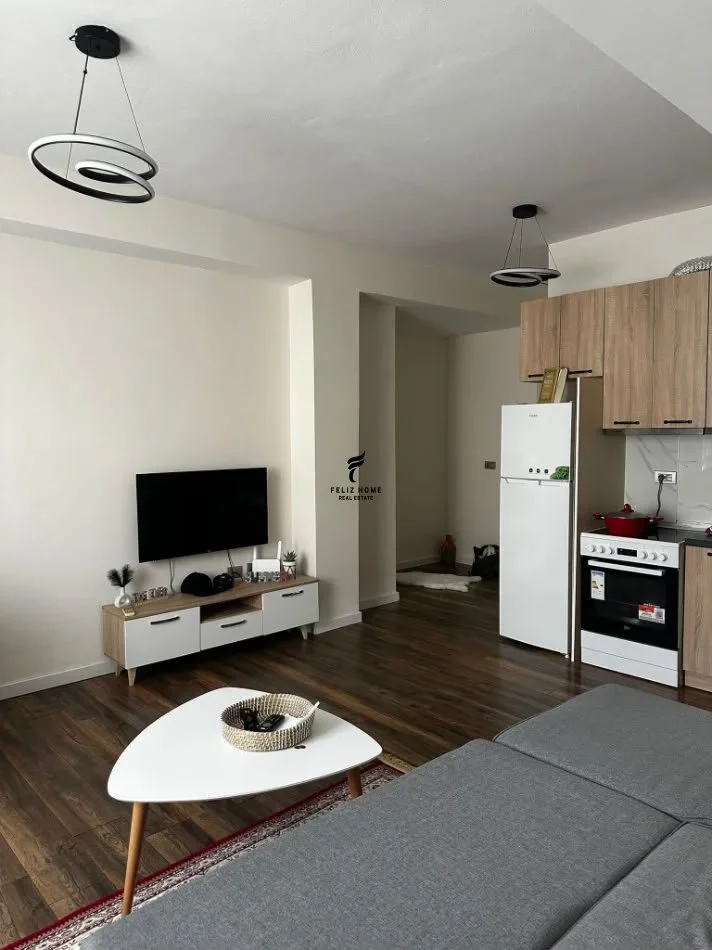 Tirane, jepet me qera apartament 1+1 Kati 3, 65 m² 500 € (ALI DEMI)