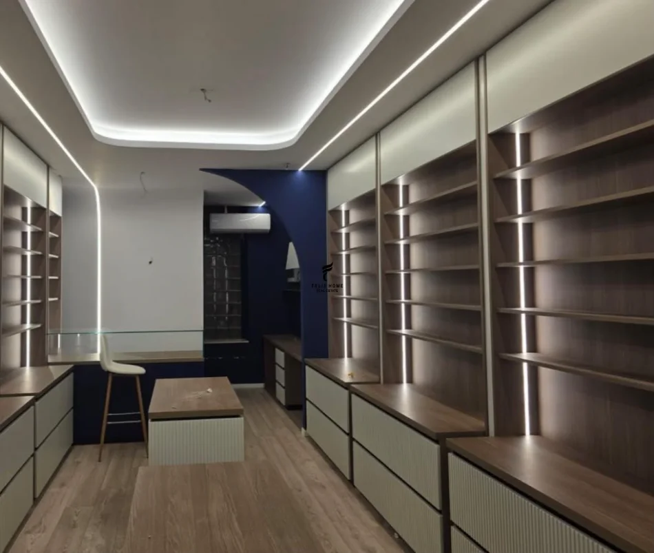 Tirane, jepet me qera dyqan Kati 0, 85 m² 2.500 € (BLLOKU)