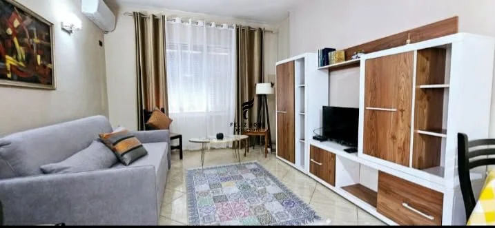 Tirane, jepet me qera apartament 1+1 Kati 4, 75 m² 600 € (RRUGA E KAVAJES)