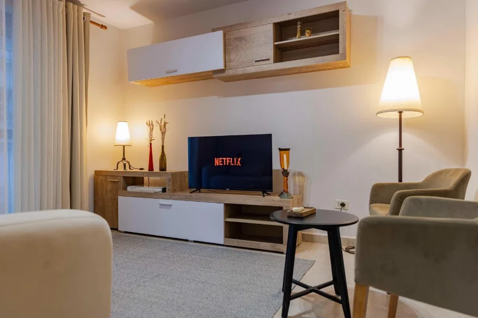 Tirane, jepet me qera apartament 1+1 Kati 2, 70 m² 700 € (QENDER)