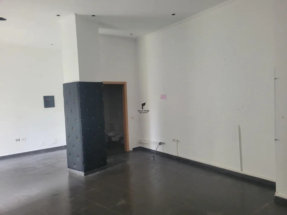 Tirane, jepet me qera dyqan Kati 0, 44 m² 500 € (ISH PARKU)