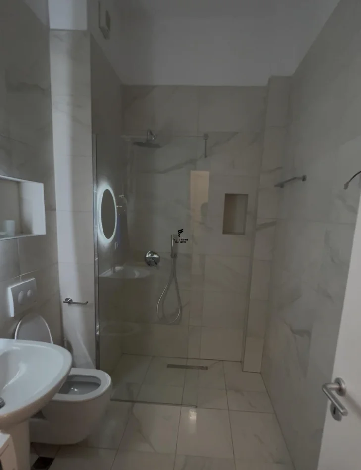 Tirane, jepet me qera apartament 1+1 Kati 8, 66 m² 550 € (LAPRAKE)