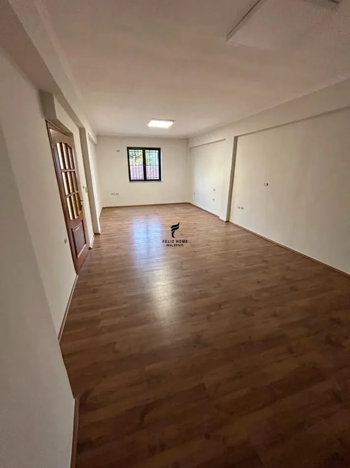 Tirane, jepet me qera zyre Kati 2, 120 m² 1.000 € (PAZARI I RI)