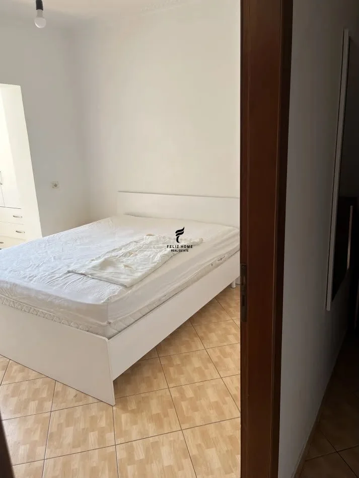 Tirane, jepet me qera apartament 1+1 Kati 3, 65 m² 40 € (XHAMLLIKU)