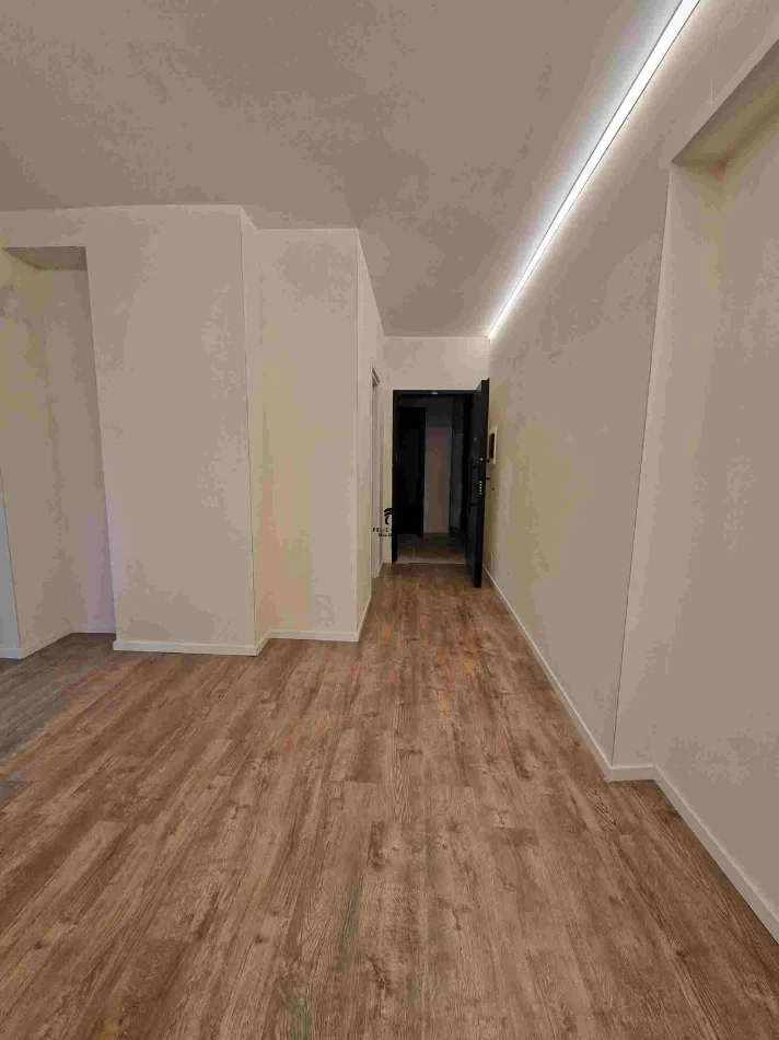 Tirane, jepet me qera zyre Kati 1, 75 m² 650 € (LAPRAKE)