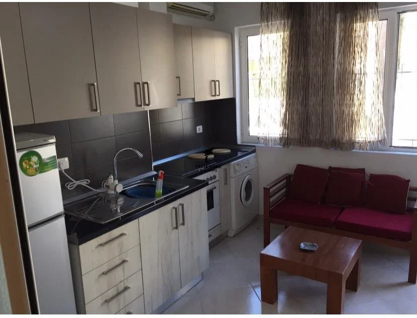 Tirane, jepet me qera apartament 1+1 Kati 1, 40 m² 450 € (QENDER)