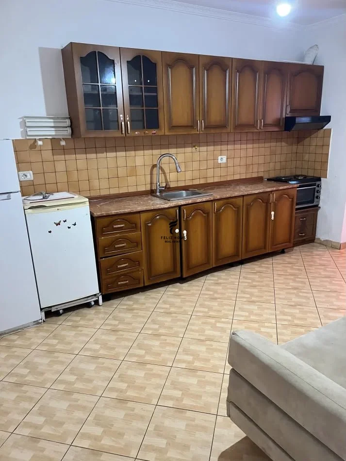 Tirane, jepet me qera apartament 1+1 Kati 3, 65 m² 40 € (XHAMLLIKU)