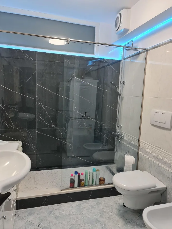 Tirane, jepet me qera apartament 3+1 Kati 4, 125 m² 750 € (LIQENI ARTIFICIAL)