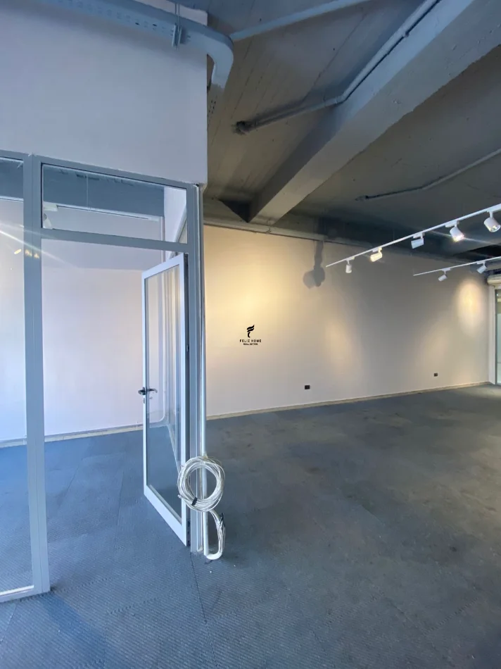 Tirane, jepet me qera zyre Kati 1, 140 m² 1.700 € (RRUGA E KAVAJES)